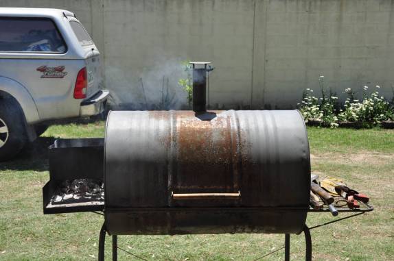 Churrasqueira fechada para assar melhor as carnes. em Villa Nueva, na Argentina